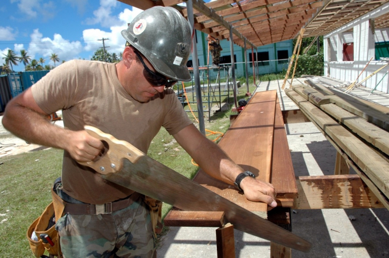 ebeniste-LE VAL-min_worker_construction_building_carpenter_male_job_build_helmet-893290